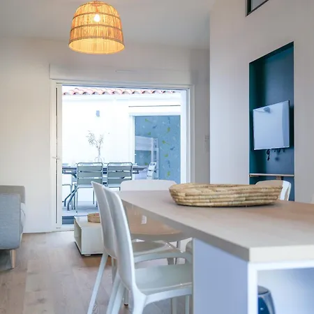 Casa de Férias Jolie Maison Renovee Quartier Arago, A 5 Min A Pied De La Des Sables - 6 Personnes *